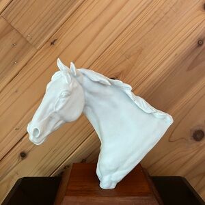 Gorgeous Kaiser RB Tate horse on wood stand